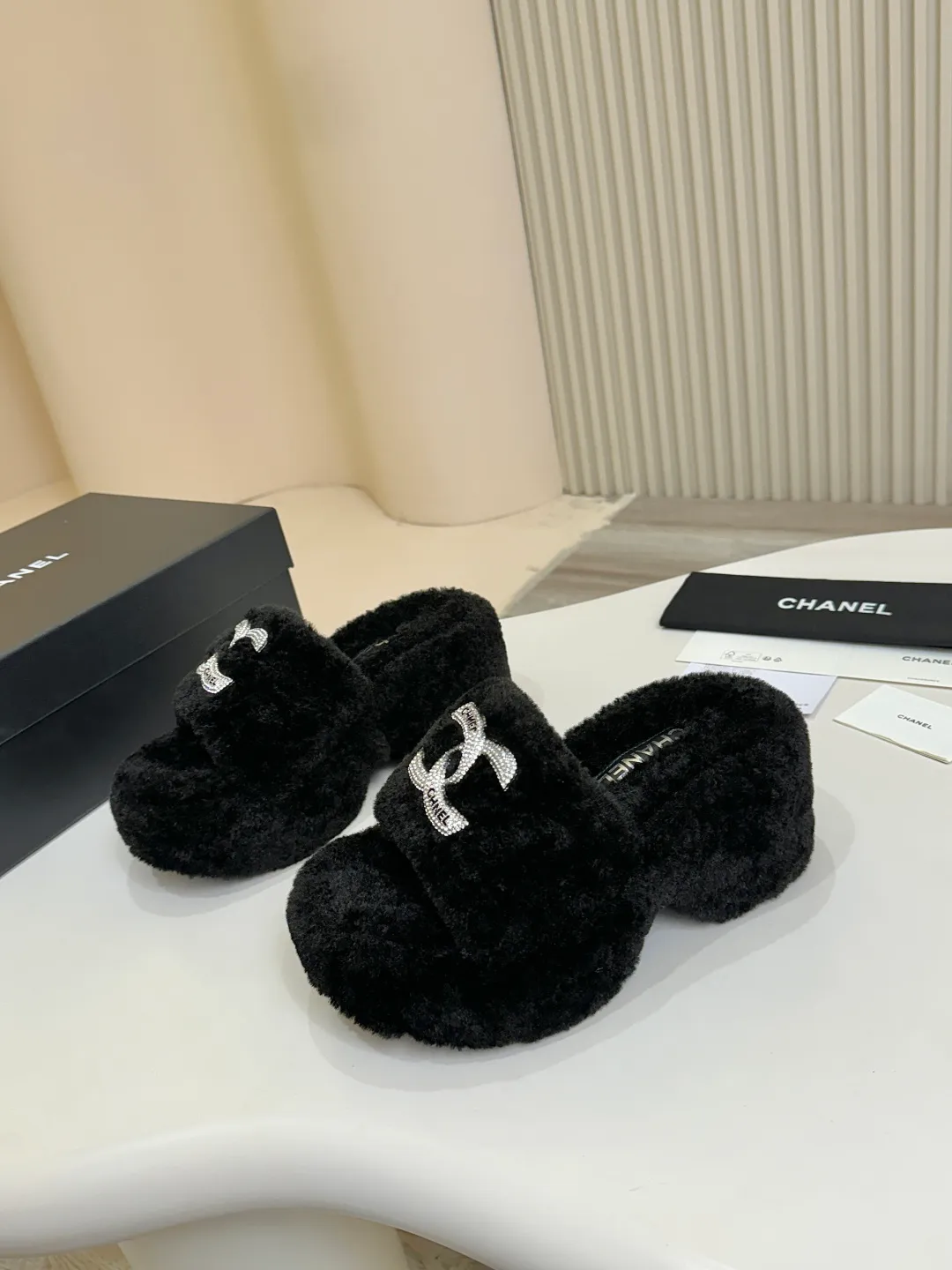 👟👟Ex-factory price 480👟👟 Chanel CHANEL thick-soled fur flip flops｜Finally waited for this pair of celebrity show style same style🧚♀️ The upper is covered with soft and waxy lamb wool, with classic double C diamond buckle👟👟The texture is full of texture. As soon as you put it on, your sense of luxury will instantly soar. The inner lamb wool fabric is as comfortable as stepping on clouds☁️ Thickened rubber soles, 8cm at the heel, 6.5cm at the forefoot, with raised bars, easy to wear with long legs~ The wedge heel design is super easy to walk, lazy and fashionable. It is very elegant for daily outings and date wear. It is a must-have and versatile artifact for this autumn and winter, waiting for you~ #chanel slippers #Celebrity Style #Advanced Wearing Fabric: Lamb 🐑 Wool Lining: Lamb 🐑 Wool Feet: lamb 🐑 hair Outsole: wear-resistant and non-slip rubber outsole Size: 35–40